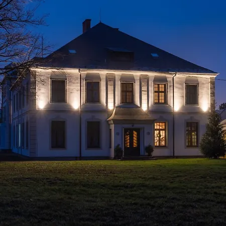 Cerveny Dvur - A Privatni Wellness מלון דירות Rapotín